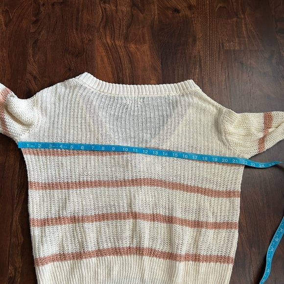 Faherty Miramar V-Neck Sweater 
Coconut Cottage Stripe 
Size XS 
Linen Blend - Picture 8 of 9